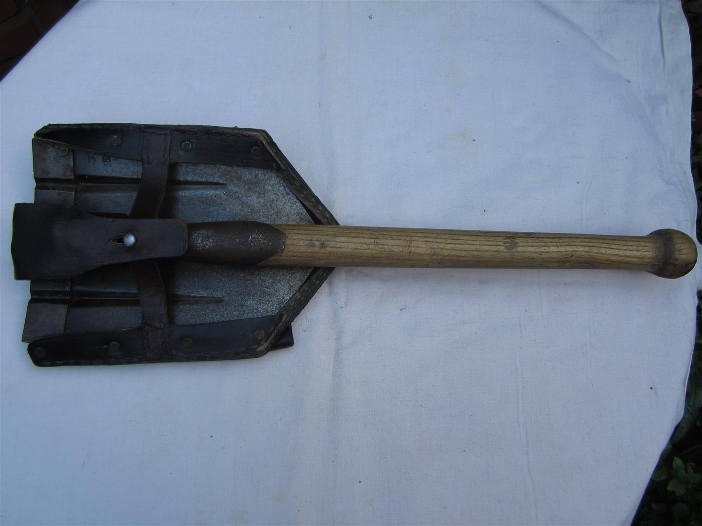 folding entrenching tool